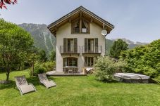Chalet in Chamonix-Mont-Blanc - Chalet Les Tissourds 4*, central, hot...