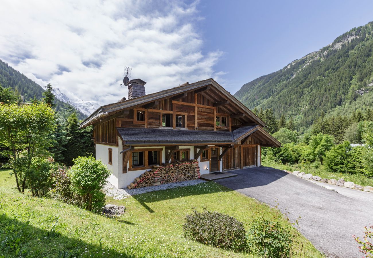 Chalet in Chamonix-Mont-Blanc - Chalet Hermine 5*, Hot Tub and Sauna, Les Chosalets 