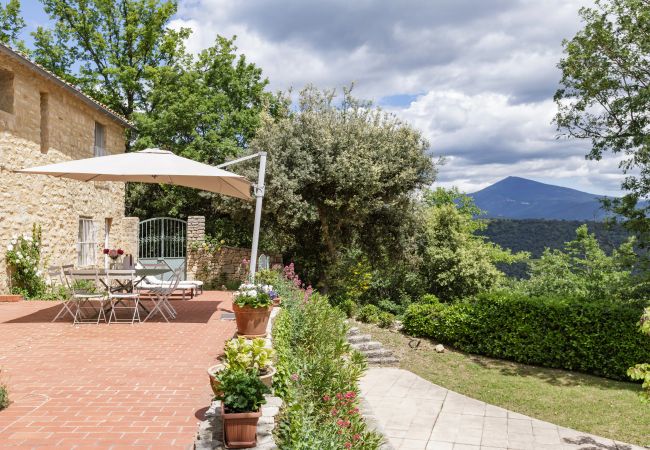 Villa in Suzette - Pool, Villa La Colline, beautiful view of Mt Ventoux Villa in Suzette - Pool, Villa La Colline, beautiful view of Mt Ventoux