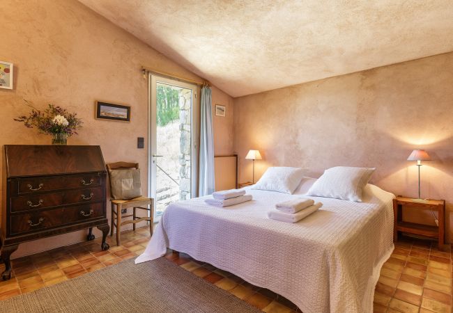 Villa in Suzette - Maison Saint Amant with pool, tennis & magnificent views of Mt Ventoux Villa in Suzette - Maison Saint Amant with pool, tennis & magnificent views of Mt Ventoux