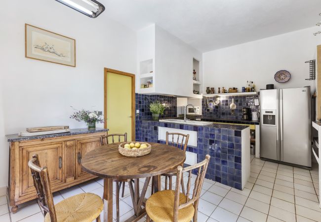 Villa in Suzette - Maison Saint Amant with pool, tennis & magnificent views of Mt Ventoux Villa in Suzette - Maison Saint Amant with pool, tennis & magnificent views of Mt Ventoux
