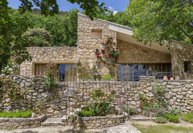 Villa in Suzette - Maison Saint Amant with pool, tennis & magnificent views of Mt Ventoux Villa in Suzette - Maison Saint Amant with pool, tennis & magnificent views of Mt Ventoux