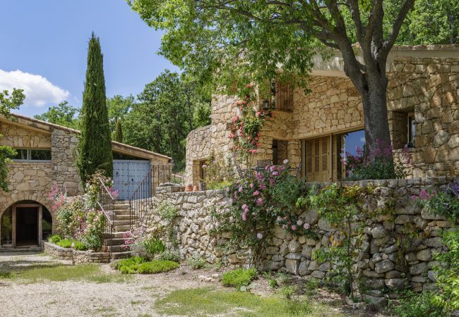 Villa in Suzette - Maison Saint Amant with pool, tennis & magnificent views of Mt Ventoux Villa in Suzette - Maison Saint Amant with pool, tennis & magnificent views of Mt Ventoux