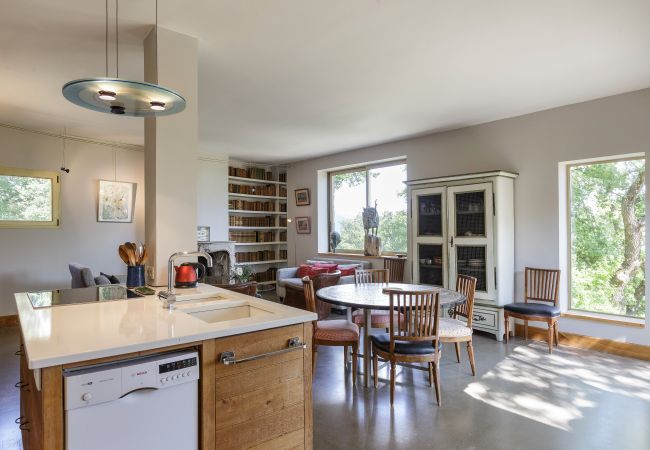 Villa in Suzette - Maison Saint Amant with pool, tennis & magnificent views of Mt Ventoux Villa in Suzette - Maison Saint Amant with pool, tennis & magnificent views of Mt Ventoux