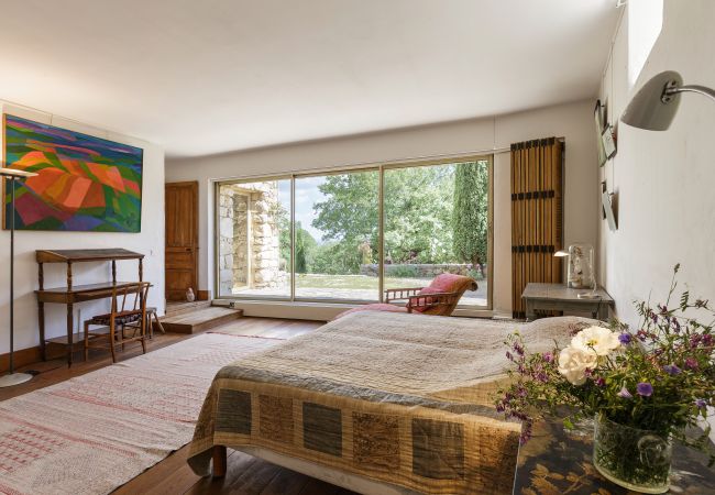 Villa in Suzette - Maison Saint Amant with pool, tennis & magnificent views of Mt Ventoux Villa in Suzette - Maison Saint Amant with pool, tennis & magnificent views of Mt Ventoux