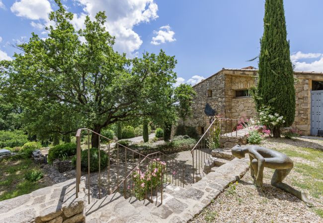Villa in Suzette - Maison Saint Amant with pool, tennis & magnificent views of Mt Ventoux Villa in Suzette - Maison Saint Amant with pool, tennis & magnificent views of Mt Ventoux