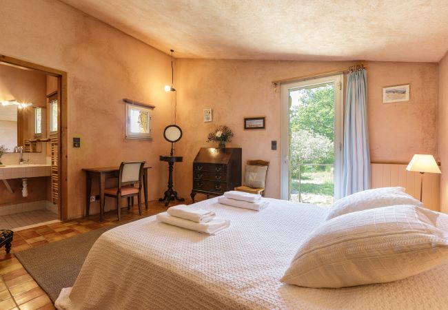 Villa in Suzette - Maison Saint Amant with pool, tennis & magnificent views of Mt Ventoux Villa in Suzette - Maison Saint Amant with pool, tennis & magnificent views of Mt Ventoux
