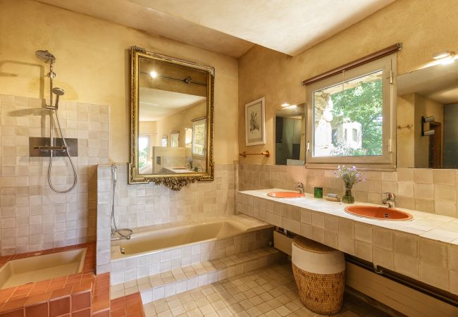 Villa in Suzette - Maison Saint Amant with pool, tennis & magnificent views of Mt Ventoux Villa in Suzette - Maison Saint Amant with pool, tennis & magnificent views of Mt Ventoux