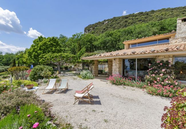 Villa in Suzette - Maison Saint Amant with pool, tennis & magnificent views of Mt Ventoux Villa in Suzette - Maison Saint Amant with pool, tennis & magnificent views of Mt Ventoux