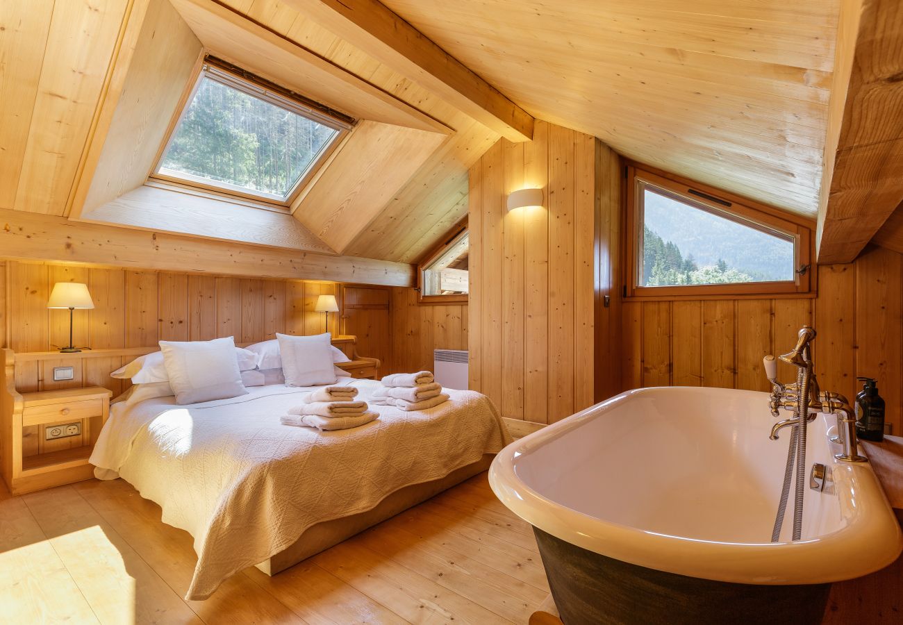 Chalet in Chamonix-Mont-Blanc - Chalet Scierie - luxury chalet with hot tub