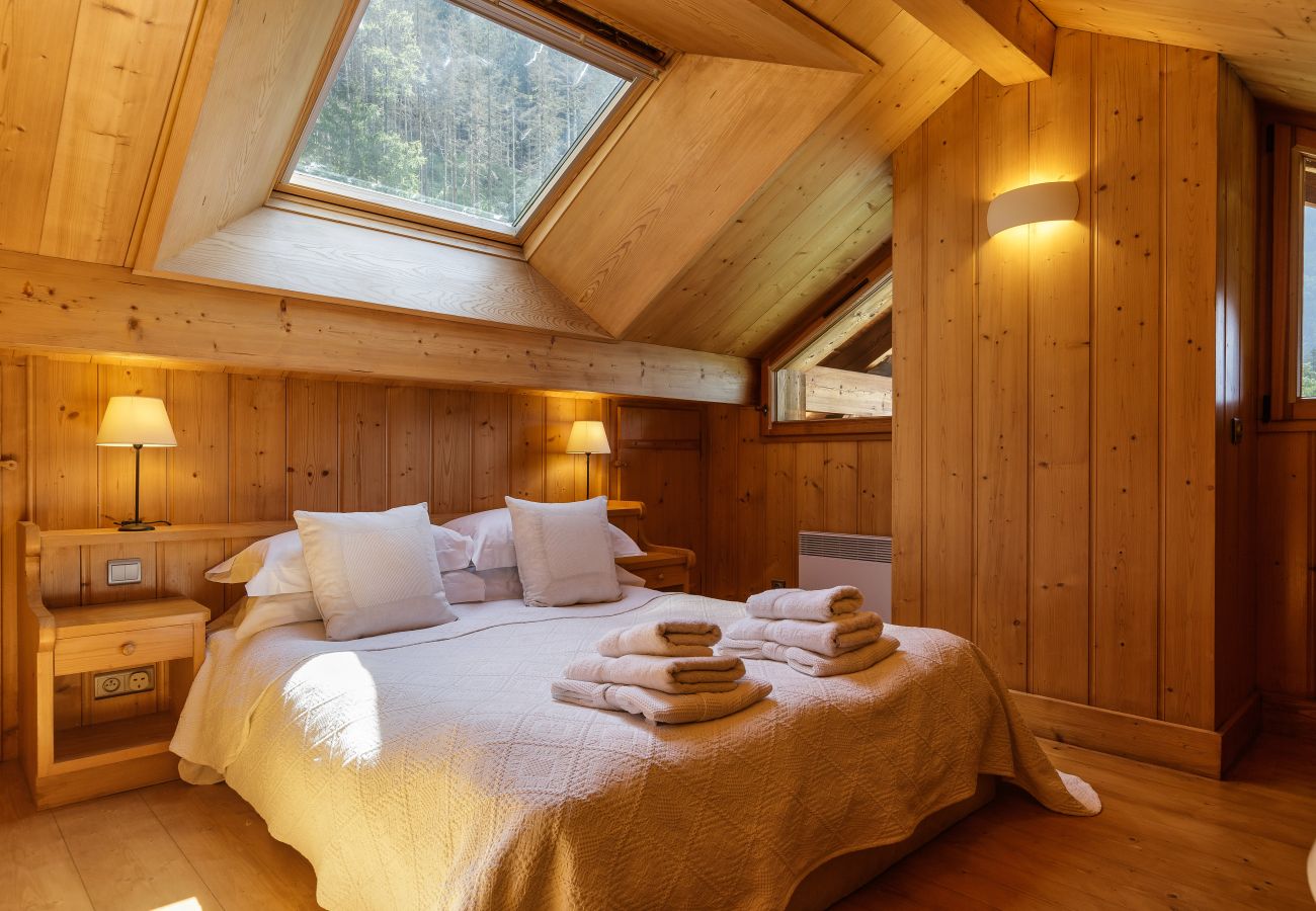 Chalet in Chamonix-Mont-Blanc - Chalet Scierie - luxury chalet with hot tub